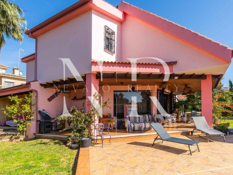 Villa para reformar con parciales vistas al mar en Huerta Belón en venta.