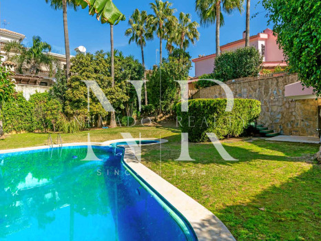 Villa para reformar con parciales vistas al mar en Huerta Belón en venta.