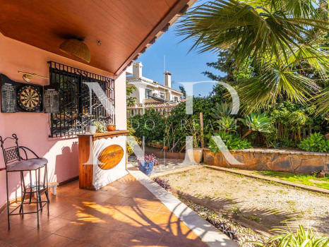 Villa para reformar con parciales vistas al mar en Huerta Belón en venta.