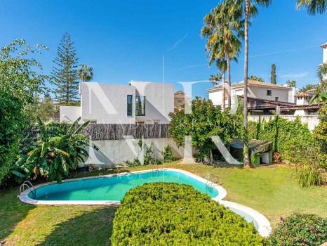 Villa para reformar con parciales vistas al mar en Huerta Belón en venta.