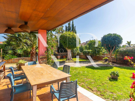 Villa para reformar con parciales vistas al mar en Huerta Belón en venta.