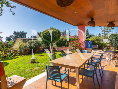 Villa para reformar con parciales vistas al mar en Huerta Belón en venta.