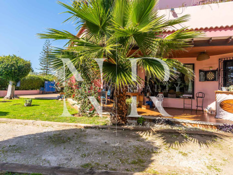 Villa para reformar con parciales vistas al mar en Huerta Belón en venta.