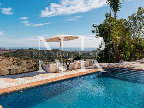 Villa en El Madroñal de estilo clásico andaluz en venta