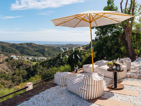 Classic Andalusian-style villa for sale in El Madroñal