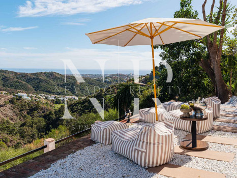 Villa en El Madroñal de estilo clásico andaluz en venta