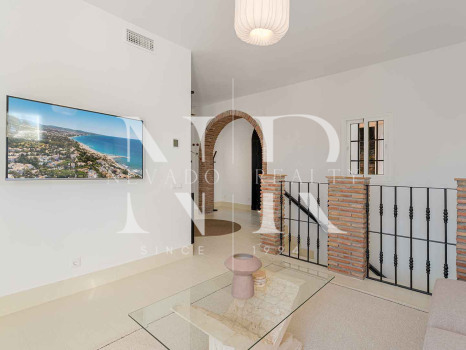 Villa en El Madroñal de estilo clásico andaluz en venta