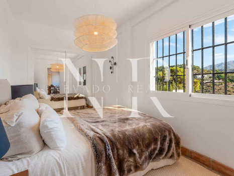 Villa en El Madroñal de estilo clásico andaluz en venta