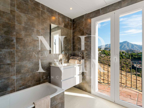 Villa en El Madroñal de estilo clásico andaluz en venta