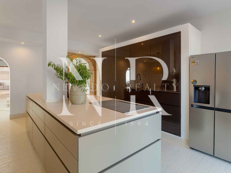 Villa en El Madroñal de estilo clásico andaluz en venta