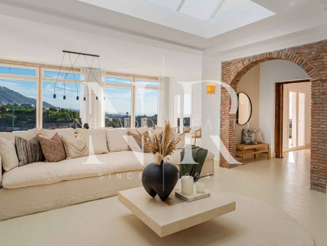 Villa en El Madroñal de estilo clásico andaluz en venta