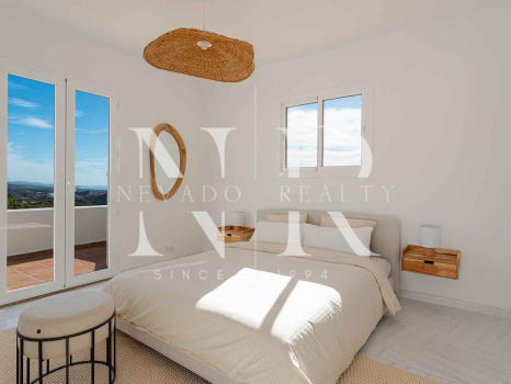 Villa en El Madroñal de estilo clásico andaluz en venta