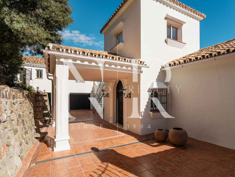 Villa en El Madroñal de estilo clásico andaluz en venta