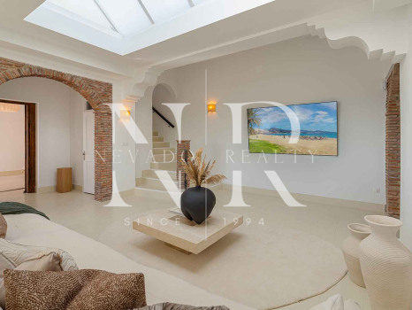 Villa en El Madroñal de estilo clásico andaluz en venta