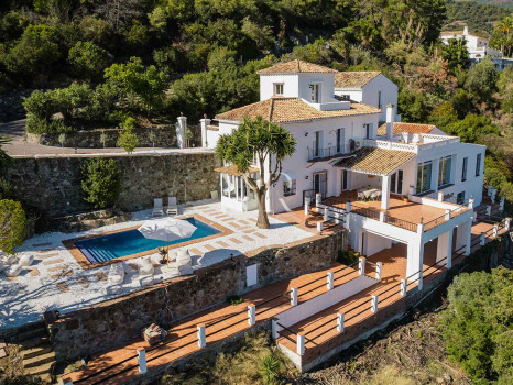 Classic Andalusian-style villa for sale in El Madroñal