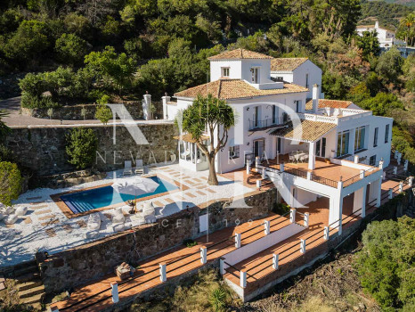 Villa en El Madroñal de estilo clásico andaluz en venta