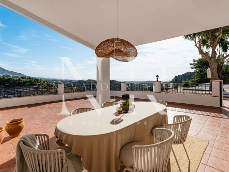 Villa en El Madroñal de estilo clásico andaluz en venta