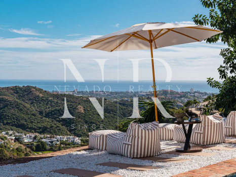 Villa en El Madroñal de estilo clásico andaluz en venta