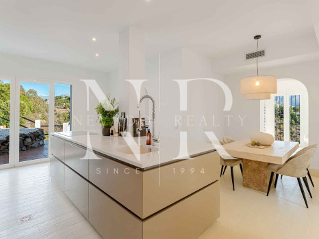 Villa en El Madroñal de estilo clásico andaluz en venta