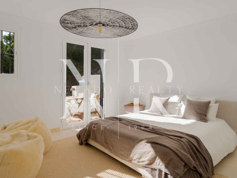 Villa en El Madroñal de estilo clásico andaluz en venta