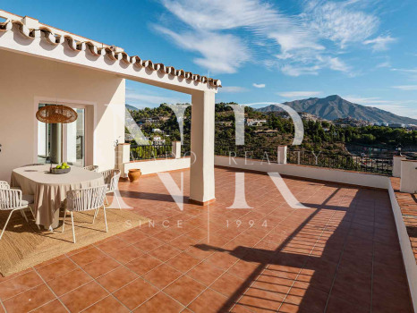 Villa en El Madroñal de estilo clásico andaluz en venta
