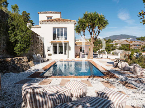Villa en El Madroñal de estilo clásico andaluz en venta