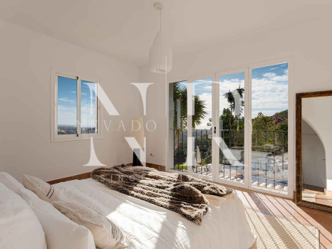 Villa en El Madroñal de estilo clásico andaluz en venta