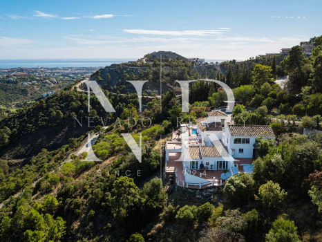 Villa en El Madroñal de estilo clásico andaluz en venta