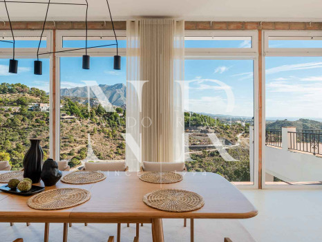 Villa en El Madroñal de estilo clásico andaluz en venta