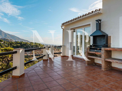 Villa en El Madroñal de estilo clásico andaluz en venta