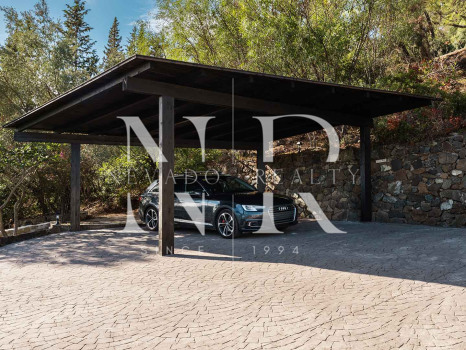 Villa en El Madroñal de estilo clásico andaluz en venta