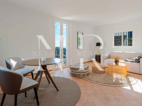 Villa en El Madroñal de estilo clásico andaluz en venta