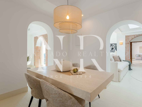 Villa en El Madroñal de estilo clásico andaluz en venta