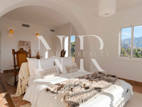 Villa en El Madroñal de estilo clásico andaluz en venta