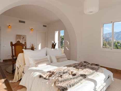 Classic Andalusian-style villa for sale in El Madroñal