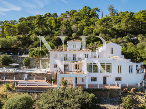 Villa en El Madroñal de estilo clásico andaluz en venta