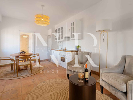 Villa en El Madroñal de estilo clásico andaluz en venta
