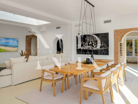 Villa en El Madroñal de estilo clásico andaluz en venta