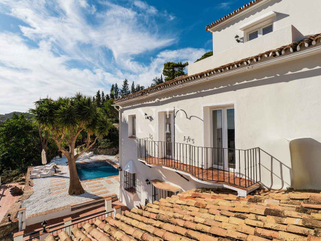 Classic Andalusian-style villa for sale in El Madroñal