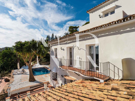 Villa en El Madroñal de estilo clásico andaluz en venta