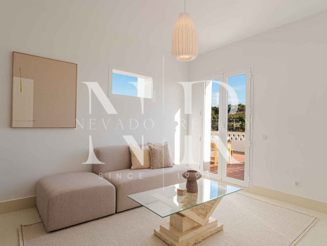Villa en El Madroñal de estilo clásico andaluz en venta