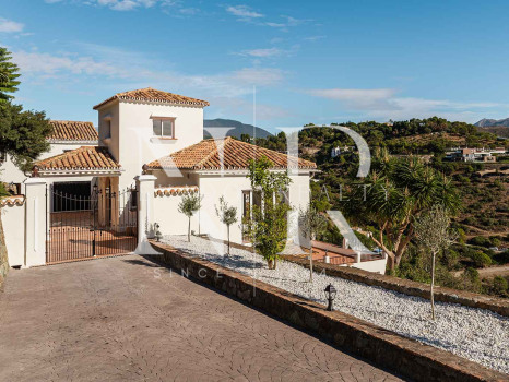 Villa en El Madroñal de estilo clásico andaluz en venta