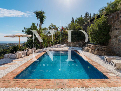Villa en El Madroñal de estilo clásico andaluz en venta