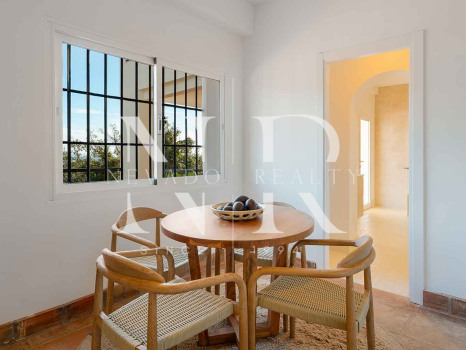 Villa en El Madroñal de estilo clásico andaluz en venta