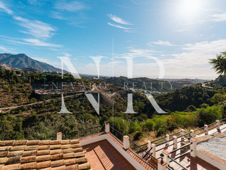 Villa en El Madroñal de estilo clásico andaluz en venta