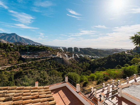 Classic Andalusian-style villa for sale in El Madroñal