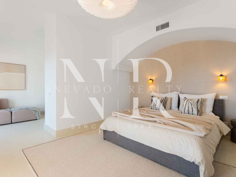 Villa en El Madroñal de estilo clásico andaluz en venta