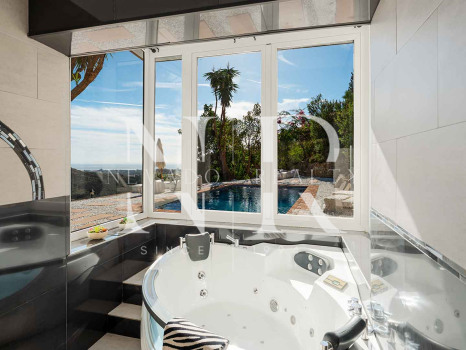 Villa en El Madroñal de estilo clásico andaluz en venta