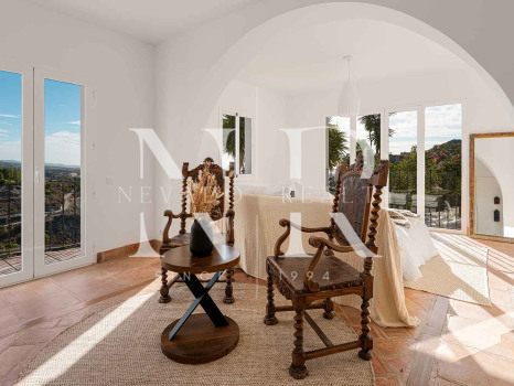 Villa en El Madroñal de estilo clásico andaluz en venta