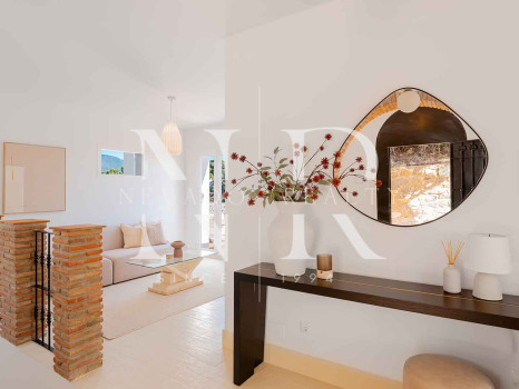 Villa en El Madroñal de estilo clásico andaluz en venta